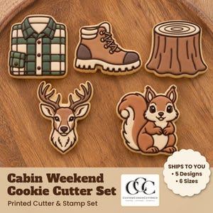 Op de afbeelding: Een set van vijf koekjesvormen met een groen-wit geruit overhemd, een bruine wandelschoen, een boomstronk, een hertenkop en een eekhoorn. De tekst luidt Cabin Weekend Cookie Cutter Set, Printed Cutter & Stamp Set en CustomCookieCutterCo.