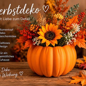 Könnte beinhalten: Ein orangefarbener, kürbisförmiger Blumentopf mit einem herbstlichen Blumenarrangement aus einer großen gelben Sonnenblume, orangefarbenen Beeren und Ahornblättern. Der Text lautet: Herbstdeko mit Liebe zum Detail, Blumentopf Deko Geschenkidee, Zeitloses Design, Für ein gemütliches Zuhause, Kleine Deko. Große Wirkung.