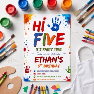 以下が含まれることがあります： HI FIVE IT'S PARTY TIME! Join us to celebrate ETHAN'S 5TH BIRTHDAYというテキストが書かれた長方形の招待状。カラフルな手形、絵の具の飛び散り模様、2026年11月8日日曜日のイベント詳細がデザインされています。