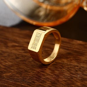 Anello con sigillo in oro 18 carati, fede nuziale vintage con scritta a sigillo.