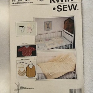 Puede incluir: Un patrón de costura para un babero y una manta para bebé. El patrón se llama "Kwik Sew" y el número de patrón es 976. El patrón incluye transferencias.