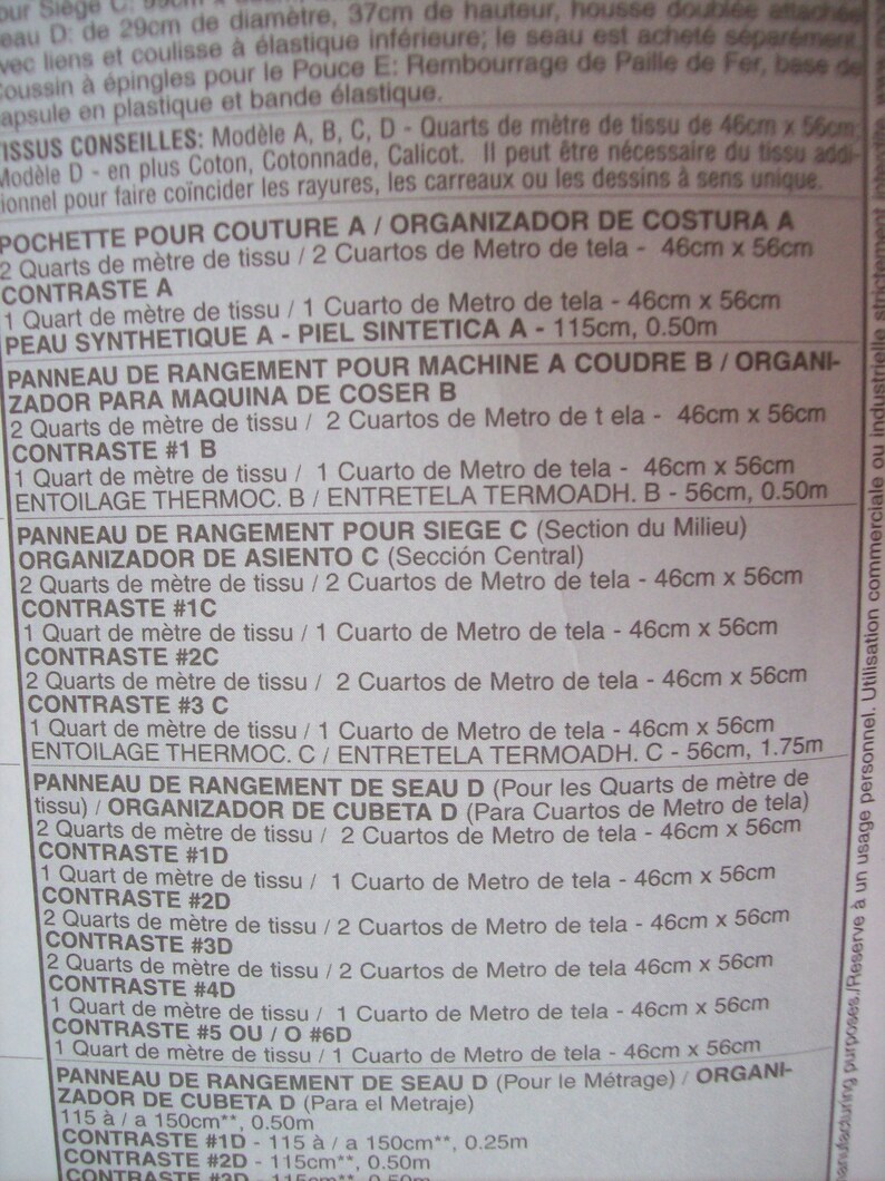 May include: A close-up of a sewing pattern guide with instructions for making a chair cushion, a seat cushion, and a bucket. The pattern guide is written in Spanish and includes measurements in centimetres.