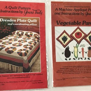 Può includere: Due istruzioni per modelli di trapunta di Yours Truly. Il primo modello è per una trapunta a piatto di Dresda e un cuscino coordinato. Il secondo modello è per una trapunta applicata a macchina Vegetable Parade. Entrambi i modelli sono su carta rossa con testo bianco.