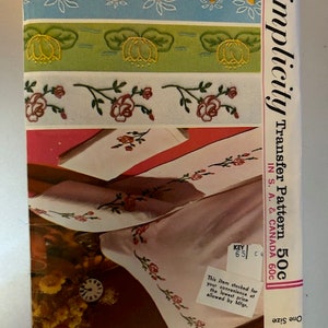 Op de afbeelding: Vintage Simplicity borduurtransferpatroon met drie bloemmotieven. Het patroon bevat madeliefjes, waterlelies en rozen. Het patroon is voor één maat en kost 50 cent. Het patroon is voor borduurtransfer.