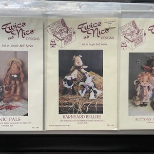 Puede incluir: Tres patrones de costura vintage de Twice as Nice Designs. Los patrones son para hacer una muñeca Picnic Pals, una muñeca Barnyard Bellies y una muñeca Buttons and Bows. Los patrones son parte de una serie llamada Jingle Bell Series.