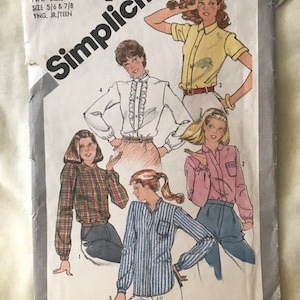 Puede incluir: Patrón de costura Simplicity número 5208 talla 200 para adolescentes jóvenes. El patrón contiene dos tallas, 5/6 y 7/8. El patrón muestra cinco diseños de blusas diferentes, incluyendo una blusa a cuadros, una blusa a rayas, una blusa con volantes y una blusa de color sólido.