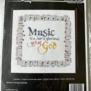 Peut inclure: Un kit de point de croix compté Janlynn intitulé Music-Gift of God, avec une bordure de portée musicale et le texte Music is a fair & glorious gift of God. Le kit comprend une toile Aida 14 fils, du fil de coton, une aiguille et des instructions.