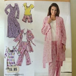 Puede incluir: Patrón de costura Simplicity 3696 con diseños de ropa de dormir. El patrón incluye un vestido de manga larga, un pantalón corto y una camiseta, y un conjunto de pijama con una bata. La portada muestra un conjunto de pijama rosa con estampado de estrellas y lunas.