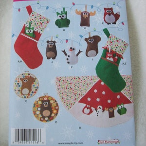 Könnte beinhalten: Ein Simplicity-Nähmuster zum Nähen von Weihnachtssocken und -schmuck. Das Muster enthält Anleitungen zum Nähen von Schneemann-, Eulen-, Rentier- und Fuchsschmuck sowie einem Strumpf mit einem Fuchs, der aus der Oberseite schaut. Das Muster ist mit "1516 OS" gekennzeichnet und enthält den Text "Red Marionette".