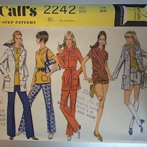 Puede incluir: Un patrón de costura vintage para ropa de mujer, con cuatro atuendos diferentes. El patrón es de McCall's y es el número 2242. Los atuendos incluyen una chaqueta blanca con pantalones azules, una blusa amarilla con pantalones estampados azules y blancos, un mono estampado rojo y blanco y una chaqueta a rayas con pantalones cortos blancos.