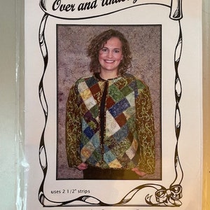 Puede incluir: Un paquete con una mujer que lleva una chaqueta de patchwork. El texto "Over and Under Jacket" se muestra encima de la imagen. El paquete también incluye el texto "uses 2 1/2" strips" y el nombre "Carolyn's Creative Designs".