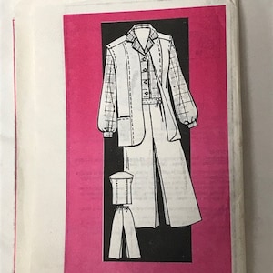 Puede incluir: Una ilustración en blanco y negro de un patrón de costura para una camisa de manga larga y pantalones. El patrón está sobre un fondo rosa con el texto "4612 - TALLA 140" impreso en la parte inferior.