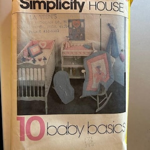 Op de afbeelding: Een Simplicity House naaipatroon voor 10 baby basics. De patroonhoes toont een kinderkamerscène met een wieg, een schommelstoel, een commode en een speelgoedmand. Het patroonnummer is 1725 en de prijs is € 3,50.