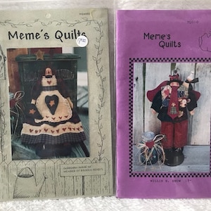 Puede incluir: Dos instrucciones de patrón de acolchado para hacer muñecas de trapo. El primer patrón es para una muñeca de niña con un corazón rojo en su vestido y el segundo patrón es para una muñeca de niño con una camisa a cuadros rojo y azul y una corbata roja. Ambos patrones se titulan "Meme's Quilts".