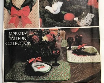 Avon by McCalls Patterns, Ghirlanda di Natale, Ornamenti, Runner da tavola, Tovagliette, Calze, NON TAGLIATI