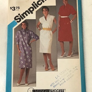 Può includere: Modello di cucito Simplicity numero 6448 per un abito. Il modello include tre diversi stili di abito: un abito viola con pois bianchi, un abito bianco con una cintura gialla e un abito rosso con una cintura marrone. Il modello è per la taglia 12 miss.