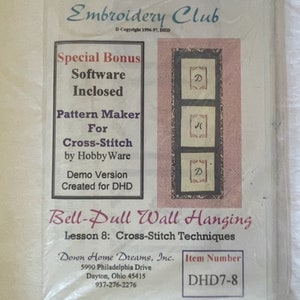 Può includere: Uno schema a punto croce rosa e bianco per un'appendice da parete con tirante a campana. Lo schema include un software bonus speciale. Lo schema è del DHD Embroidery Club e il numero dell'articolo è DHD7-8.