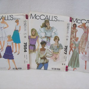 Puede incluir: Tres patrones de costura vintage de McCall's para ropa de mujer. Los patrones son para una blusa y una falda, una blusa y una falda, y un vestido. Los patrones son todos de talla 12 y son de los años 1970 o 1980.
