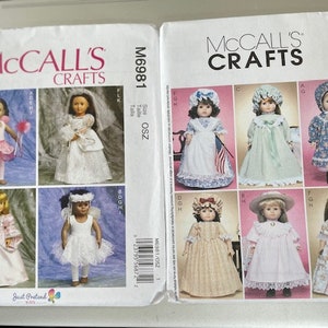 Puede incluir: Un patrón de costura para hacer ropa de muñeca. El patrón incluye instrucciones para hacer una variedad de vestidos, faldas y blusas para muñecas. El patrón es de McCall's Crafts y es para la talla OSZ. El patrón es para una muñeca.