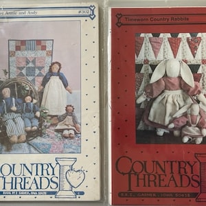 Op de afbeelding: Twee sets naaipatronen van Country Threads. Het eerste patroon is voor Primitive Annie en Andy, patroonnummer 302. Het tweede patroon is voor Timeworn Country Rabbits, patroonnummer 110.