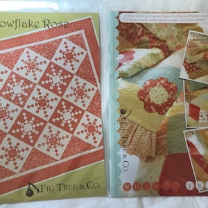 Può includere: Un libretto di modelli di trapunta con un design di trapunta a rosa di fiocco di neve rosa e bianco. Il libretto è intitolato "Snowflake Rose" e presenta il testo "Fig Tree & Co.".