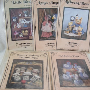 Può includere: Cinque modelli di artigianato vintage con illustrazioni di vari oggetti fatti a mano. I modelli sono intitolati "Little Bits", "Agnes & Amanda", "Rebecca, Bear and Cubs", "Country Cupboard Canning Jars" e "Frida & Her Flock".