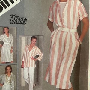 Puede incluir: Un patrón de costura con cuatro estilos diferentes de vestidos. Los vestidos son todos a rayas y tienen un aspecto informal y relajado. El patrón incluye instrucciones para hacer los vestidos en varios tamaños.