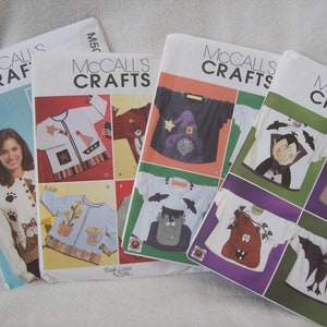Puede incluir: Cuatro patrones de costura de McCall's Crafts con diferentes diseños para camisas de niños. Los patrones incluyen una bruja, un vampiro, un monstruo y un murciélago.