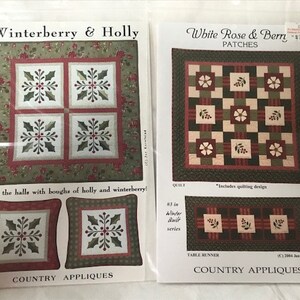 Peut inclure: Deux patrons de courtepointe pour une courtepointe et un chemin de table sur le thème de l'hiver. Les motifs présentent un fond blanc avec des accents rouges, verts et bruns. Le motif de la courtepointe s'appelle "White Rose & Berry Patches" et le motif du chemin de table s'appelle "Winterberry & Holly".