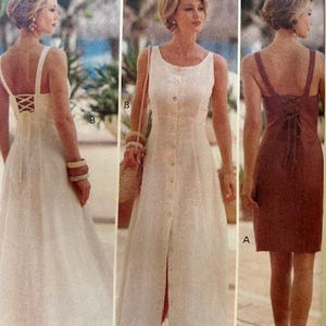 Puede incluir: Un patrón de costura con tres diseños de vestidos diferentes. Los vestidos son sin mangas, con diferentes escotes y largos. Un vestido tiene una botonadura delantera, otro una espalda con cordones y el tercero es un vestido más corto de color sólido.