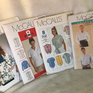 Può includere: Quattro diversi modelli di cucito McCall's per camicie. I modelli presentano vari stili e design, tra cui una camicia classica da 3 ore, una camicia da 1 ora e una camicia con cravatta.