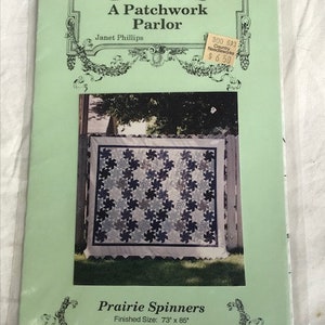 Puede incluir: Un patrón de colcha de retazos titulado "A Patchwork Parlor" de Janet Phillips. El patrón de colcha es para una colcha que mide 73 pulgadas por 85 pulgadas. El patrón está disponible en Prairie Spinners, ubicado en 515 Blaine St., Holdrege, NE 68949, (308) 995-8213.