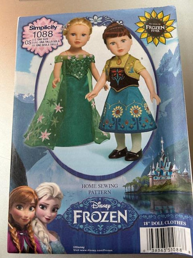 Peut inclure: Un patron de couture Simplicity 1088 pour v&ecirc;tements de poup&eacute;es de 45.7 cm, avec les personnages de La Reine des Neiges de Disney. La couverture montre deux poup&eacute;es en costumes d&eacute;taill&eacute;s, avec le logo Frozen Fever.