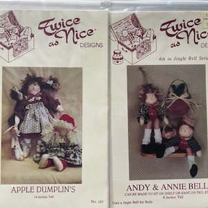 Może przedstawiać: Dwa vintage wzory szycia lalek od Twice as Nice Designs. Pierwszy wzór jest dla lalki o imieniu Apple Dumplin's, która ma 35,5 cm wysokości. Drugi wzór jest dla lalek o imieniu Andy & Annie Belle, które mają 20,3 cm wysokości. Oba wzory są częścią serii Jingle Bell.