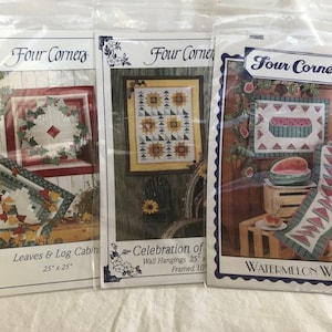 Puede incluir: Tres patrones de acolchado de Four Corners, que presentan un diseño de cabaña de troncos con hojas, una celebración de tapices de pared con un diseño floral y un diseño de gajos de sandía. Cada patrón mide 63,5 cm por 63,5 cm.