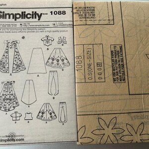 Peut inclure: Patron Simplicity 1088, avec des sch&eacute;mas de v&ecirc;tements tels que jupes, hauts et pantalons. L'emballage est beige et blanc, avec le logo Simplicity et des informations sur le produit. Le patron est pour une taille unique.