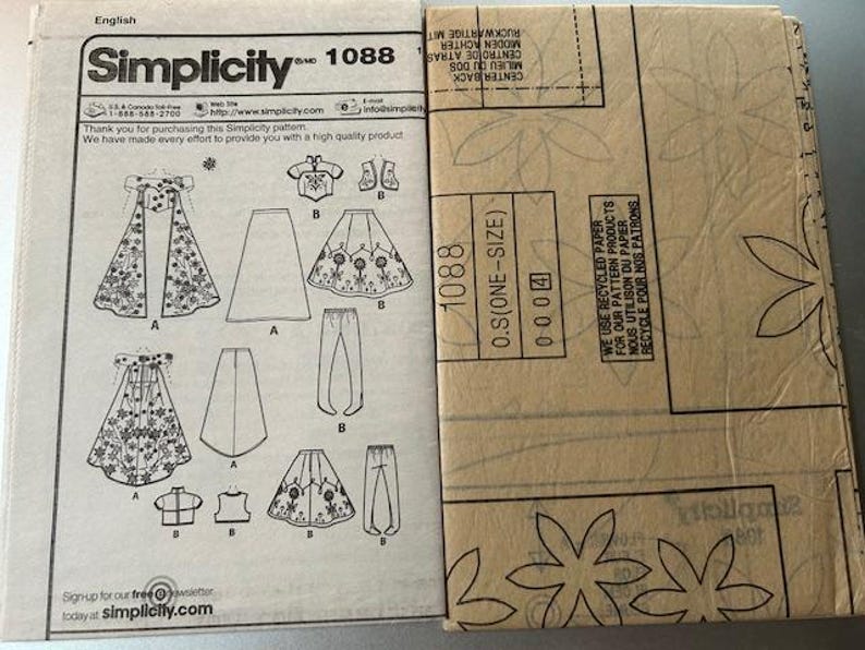 Peut inclure: Patron Simplicity 1088, avec des sch&eacute;mas de v&ecirc;tements tels que jupes, hauts et pantalons. L'emballage est beige et blanc, avec le logo Simplicity et des informations sur le produit. Le patron est pour une taille unique.