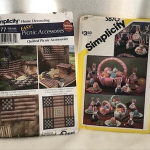Può includere: Due modelli di cucito Simplicity per la decorazione della casa. Il modello a sinistra è per accessori da picnic trapuntati e include una borsa, una trapunta, una copertura per cestino da picnic e un grande stendardo da parete. Il modello a destra è per accessori da coniglietto di Pasqua e include un cestino con uova, un coniglietto con un cestino e un coniglietto con un fiore.