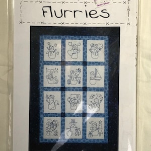 Puede incluir: Un diseño de patrón en blanco y negro para una colcha con una variedad de diseños de muñecos de nieve. El título del patrón es "Flurries" y está diseñado por Sara Khammash.