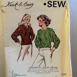 Puede incluir: Patrón de costura vintage para un conjunto de suéteres marrón y verde. El patrón se llama "Kwik Sew" y es para las tallas XS, S, M y L. El patrón está diseñado por Kerstin Martensson.