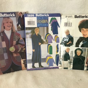 Może przedstawiać: Trzy wzory szycia marki Butterick. Wzory są na płaszcze i kurtki. Pierwszy wzór jest na kurtkę pikowaną, drugi wzór jest na długi płaszcz z nieograniczonymi opcjami mody, a trzeci wzór jest na płaszcz futrzany.