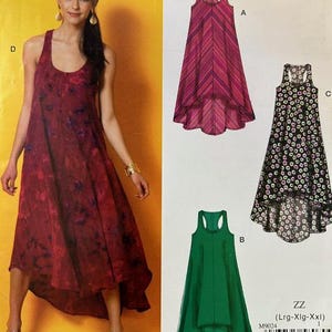 Könnte beinhalten: Eine Frau präsentiert ein bordeauxfarbenes Batik-Kleid mit hohem Saum. Das Bild zeigt auch drei Kleidermuster: ein rosa Chevron-Muster, ein grünes Kleid und ein schwarzes Blumenkleid. Die McCall's-Musternummer ist M9024.