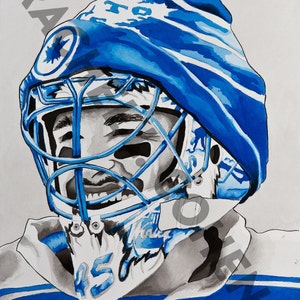 Może przedstawiać: Akwarela przedstawiająca hokeistę bramkarza w niebiesko-białym kapeluszu i niebiesko-białej masce bramkarskiej. Bramkarz patrzy w prawo od obrazu.