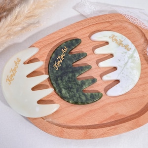 Personlig jade Gua Sha-kam, specialgraverad kristallhårbottenmassageapparat, hårkam av naturlig ädelsten, självvårdspresent till henne