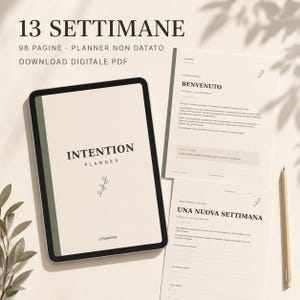 Può includere: Un planner digitale delle intenzioni visualizzato su uno schermo di tablet accanto a due pagine stampate. Il testo riporta 13 SETTIMANE, 98 PAGINE, PLANNER NON DATATO, DOWNLOAD DIGITALE PDF, INTENTION PLANNER, LYSANOVA, BENVENUTO e UNA NUOVA SETTIMANA.