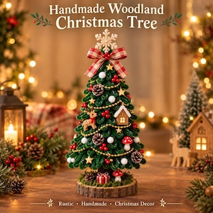 Könnte beinhalten: Ein dekorativer Weihnachtsbaum mit grünen Zweigen, geschmückt mit roten Beeren, Tannenzapfen, weißen Pompons, goldenen Sternen, einem kleinen Reh, einem Miniaturhaus und einem rot-weißen Geschenk, gekrönt von einer Schneeflocke und einer karierten Schleife.