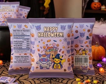 Może przedstawiać: Trzy jasnofioletowe torebki na przekąski z Gengarem i Pikachu w kostiumach na Halloween oraz napisem Happy Halloween. Torebki mają etykietę żywieniową, kod kreskowy oraz wzór w cukierki i duszki na stole z dyniami i świecami.