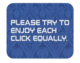 Bitte versuchen Sie, jeden Klick gleichermaßen zu genießen - Lustiges Mauspad von Mr. Milchick Ms. Casey