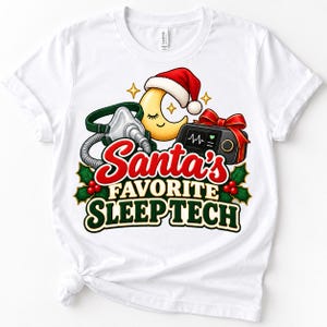 Peut inclure: Un t-shirt blanc avec un motif représentant un masque CPAP, un oxymètre de pouls avec un nœud rouge et un croissant de lune endormi portant un bonnet de Père Noël. Le texte indique Santa's FAVORITE SLEEP TECH, entouré de houx et de baies rouges.