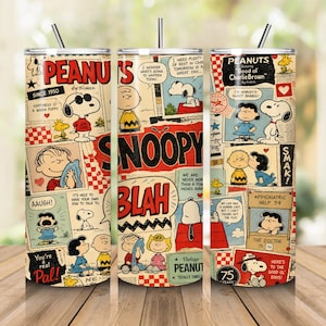 Puede incluir: Tres vasos cilíndricos con pajitas, con un collage de tiras cómicas de Peanuts. Los diseños incluyen a Snoopy, Charlie Brown y Lucy en rojo, negro, amarillo y blanco. El texto incluye Peanuts, Snoopy, Blah y Psychiatric Help 5 cents.